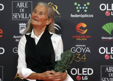 Imagen secundaria 1 - Benedicta fotografiada en San Fiz de Paradela (Lugo), con su Goya a mejor actriz revelación por 'Lo que arde' y de joven, cuando trabajaba como fotógrafa en Río de Janeiro.