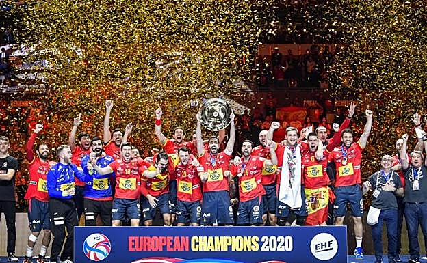 El capitán Raúl Entrerríos, levanta el trofeo de campeón de Europa.