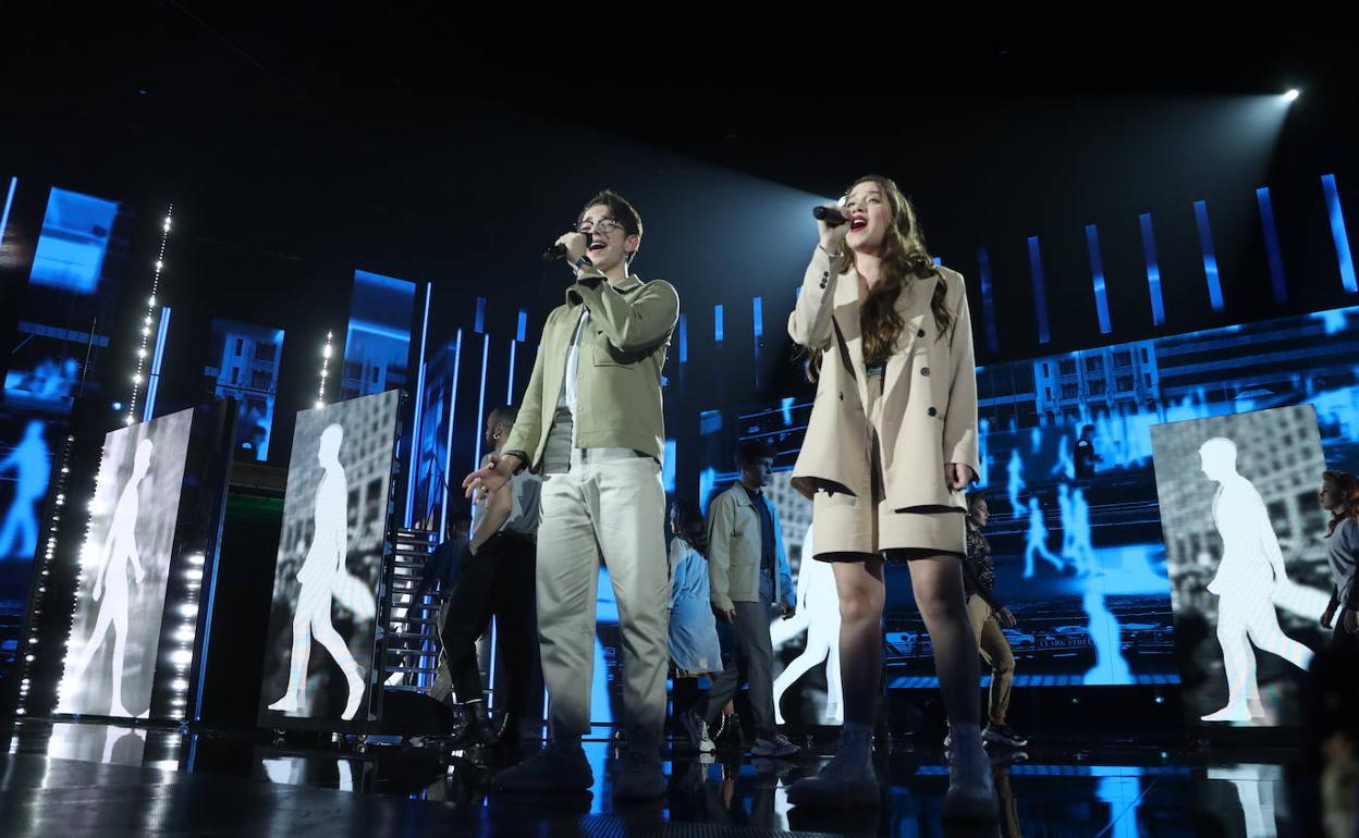 Flavio y Eva durante la actuación de la canción 'Copenhage' en la gala de ayer.