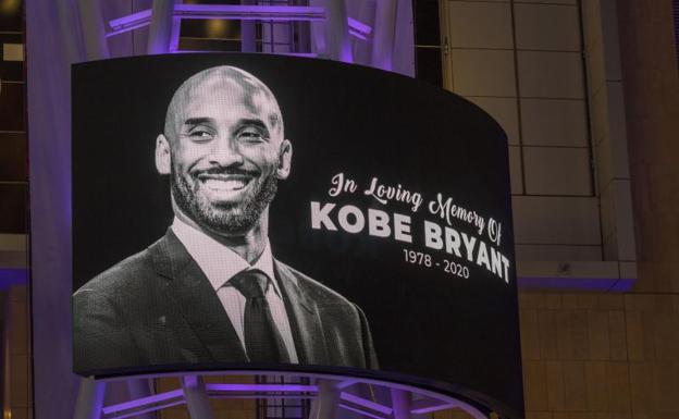 La imagen de Kobe Bryant preside un memorial en Los Ángeles, la ciudad en la que hizo su carrera. 