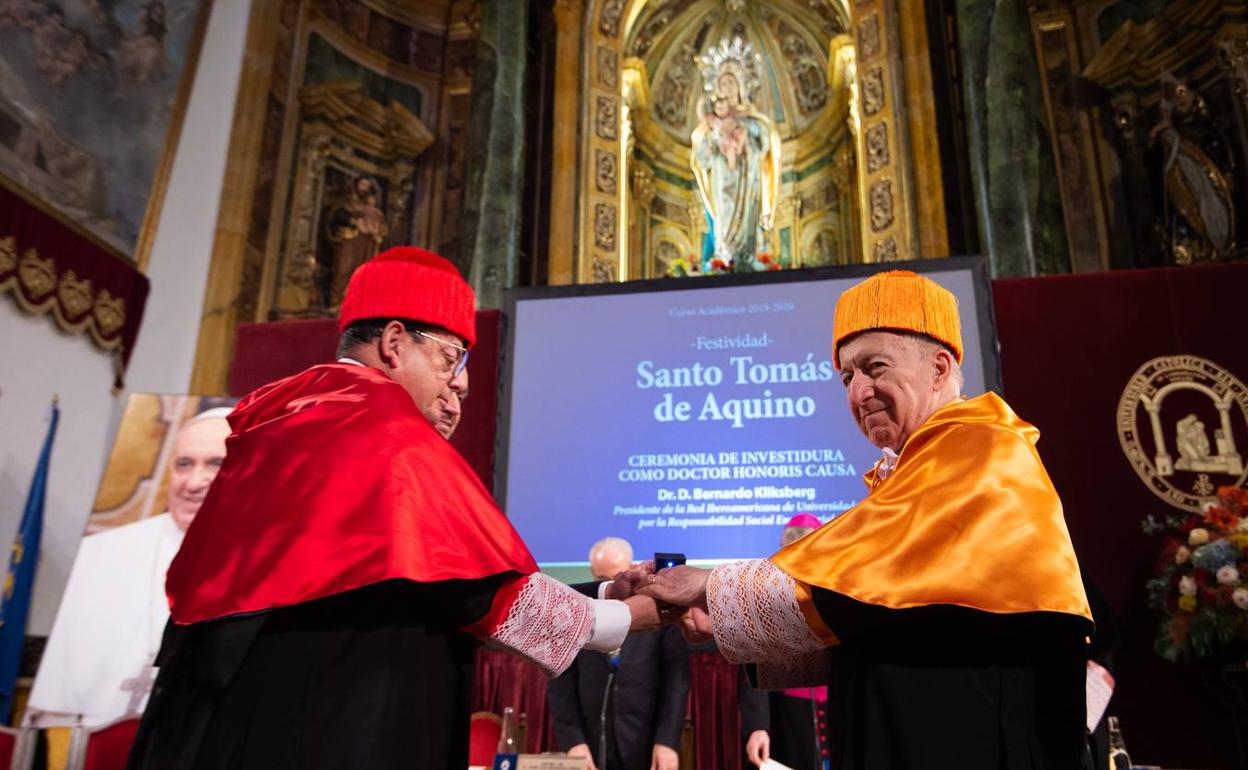 Víctor Meseguer entrega la medalla de doctor 'honoris causa' a Bernardo Kliksberg. 