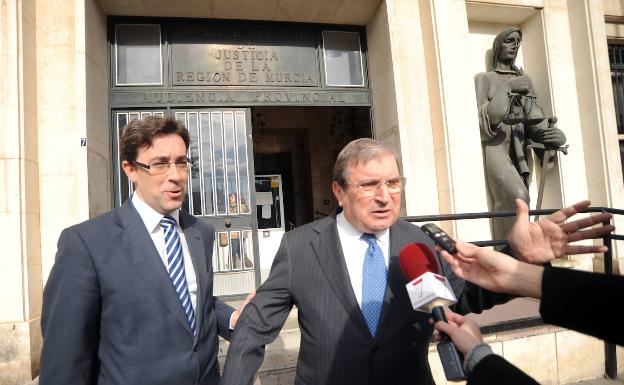 Joaquín Navarro Salinas, a la derecha, en la puerta del Palacio de Justicia junto a un abogado.