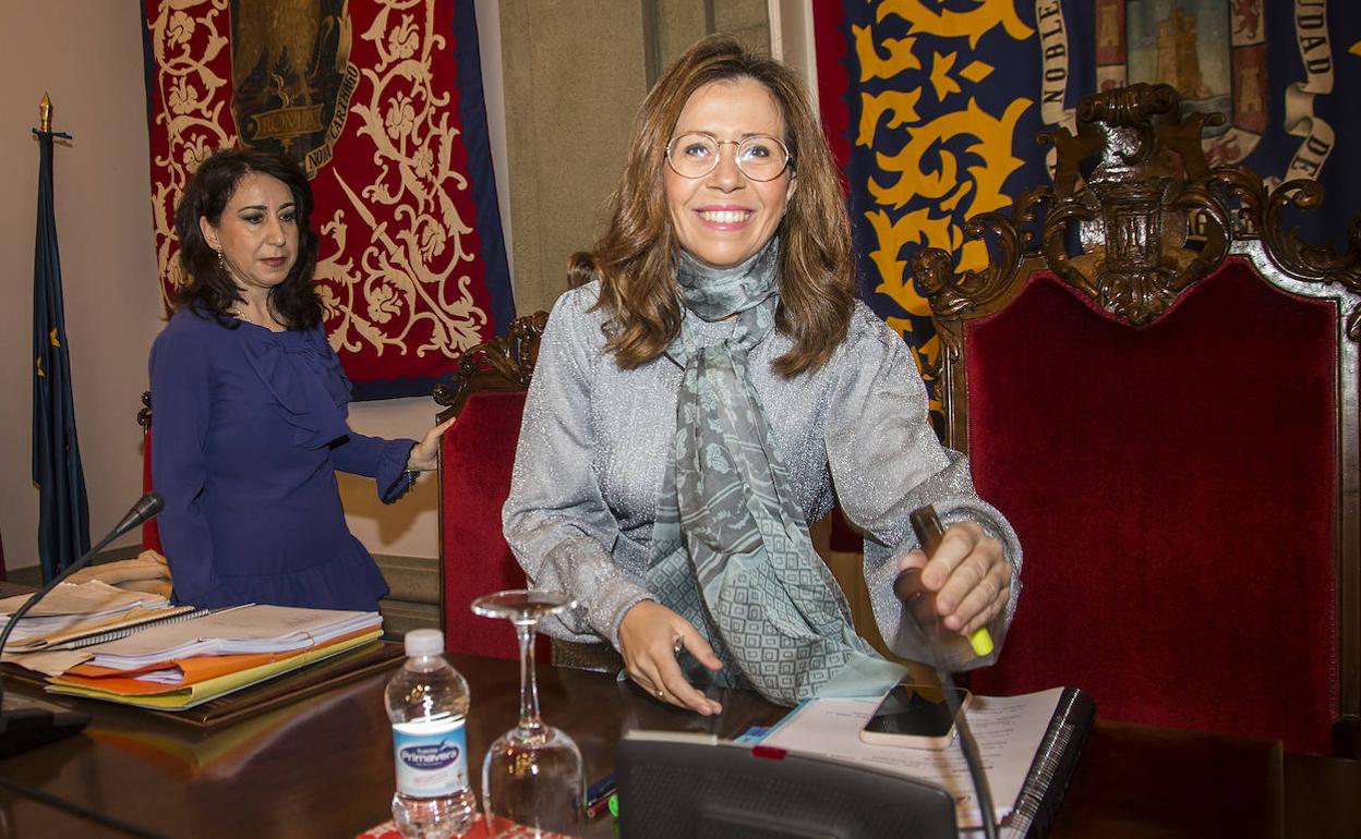 Ana Belén Castejón (derecha), este martes, en el Pleno.
