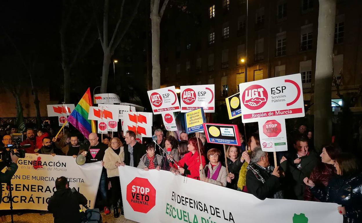 Imagen de la manifestación de este martes en Murcia, frente al palacio de San Esteban.