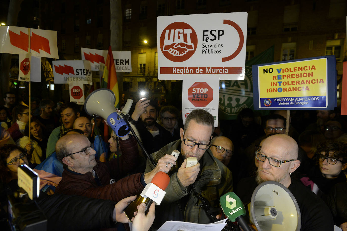 Fotos: Manifestación frente a San Esteban contra el &#039;pin parental&#039;