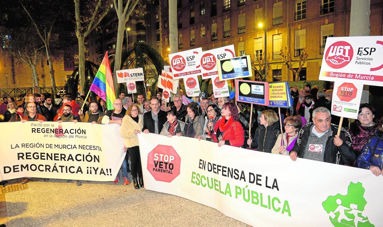 Algunos de los manifestantes en la puerta de San Esteban durante la concentración anoche. 