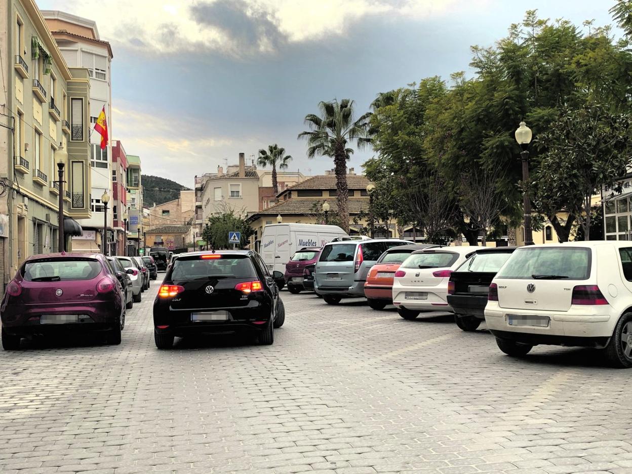 Un conductor se dispone a aparcar su vehículo en el entorno de la plaza de España. 