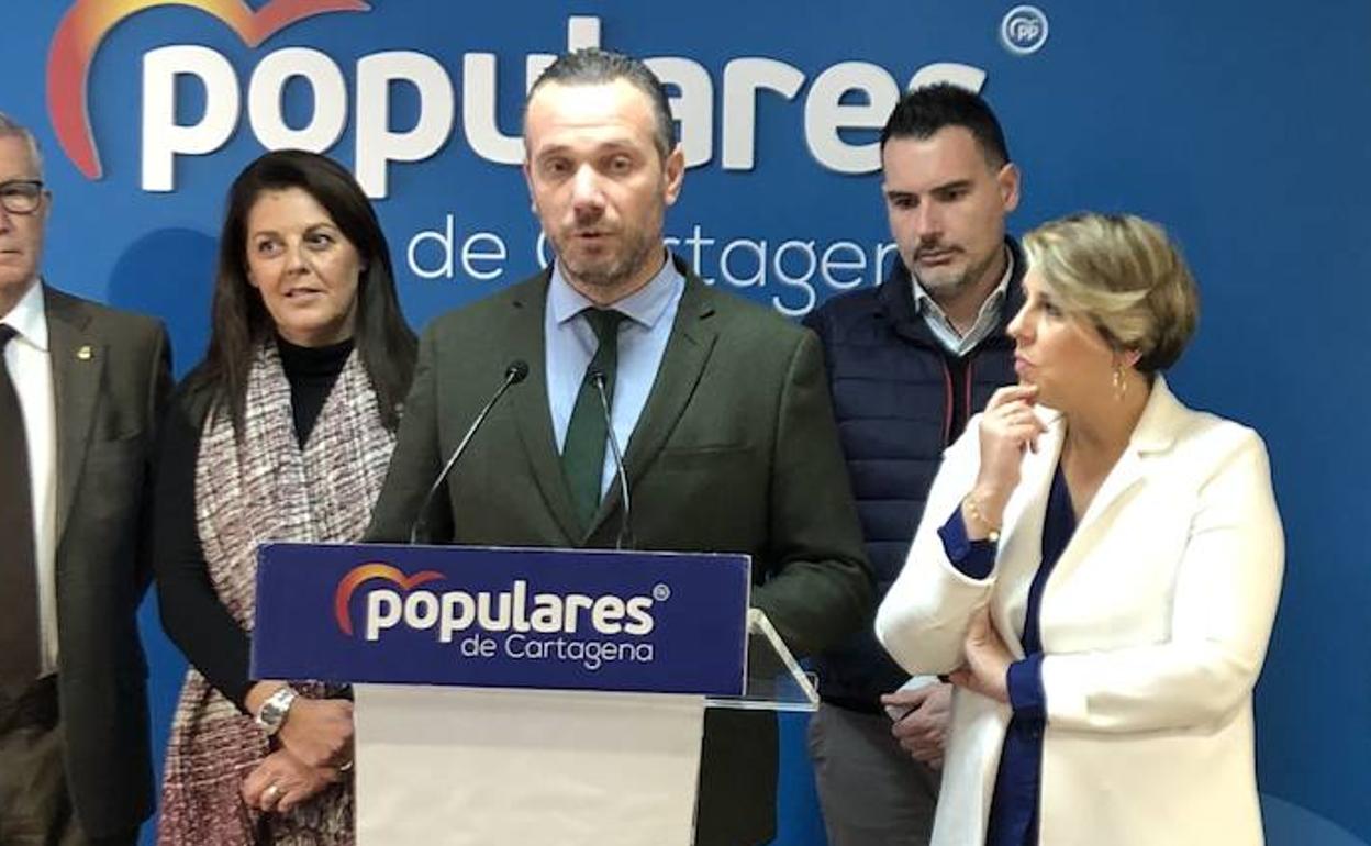 El portavoz del Grupo Parlamenario Popular, Joaquín Segado, junto a la vicealcaldesa de Cartagena, Noelia Arroyo, este miércoles.