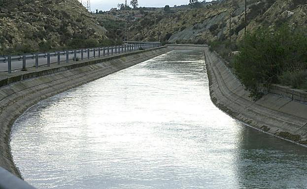 Canal del Postrasvase a su paso por la Región de Murcia. 