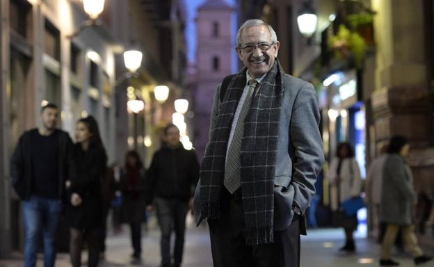 El fiscal Antonio Vercher Noguera, el martes pasado, fotografiado en la calle Trapería de Murcia.