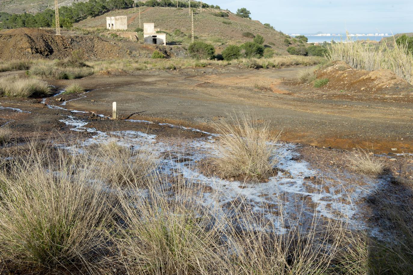 Fotos: Vecinos del Llano denuncian otro arrastre de residuos mineros desde el solar de la antigua Balsa Jenny