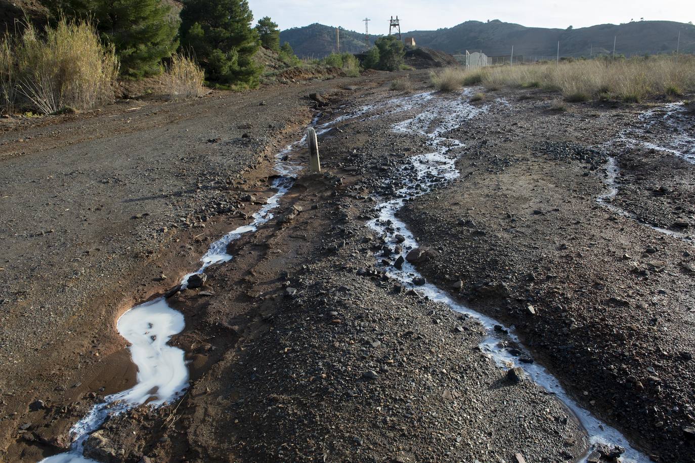 Fotos: Vecinos del Llano denuncian otro arrastre de residuos mineros desde el solar de la antigua Balsa Jenny