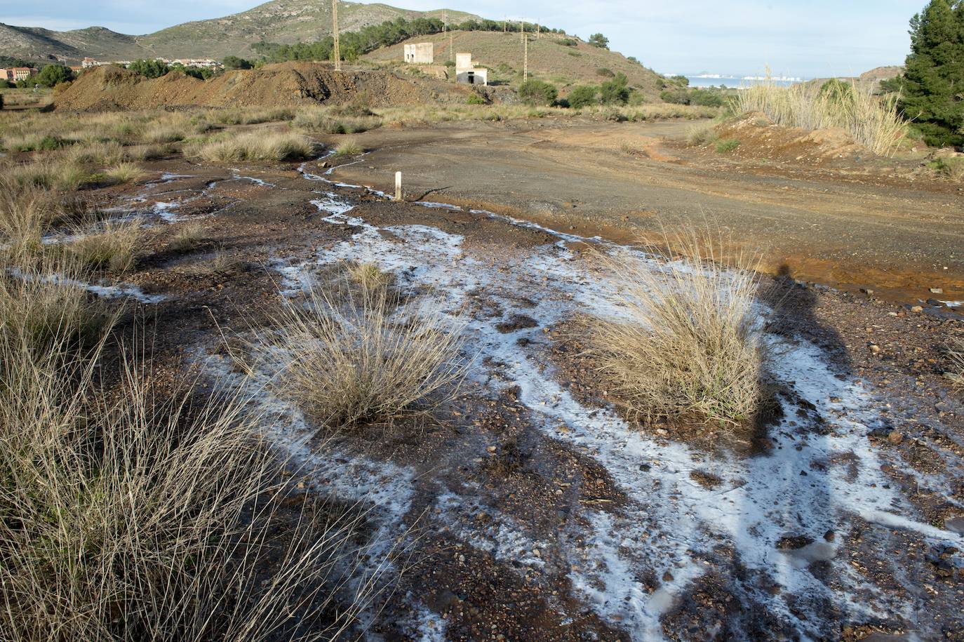 Fotos: Vecinos del Llano denuncian otro arrastre de residuos mineros desde el solar de la antigua Balsa Jenny