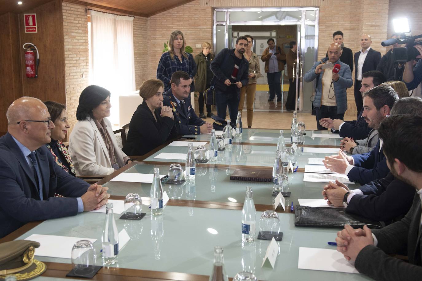 Fotos: Margarita Robles confirma el contrato de compra de los 24 aviones Pilatus de entrenamiento para la AGA