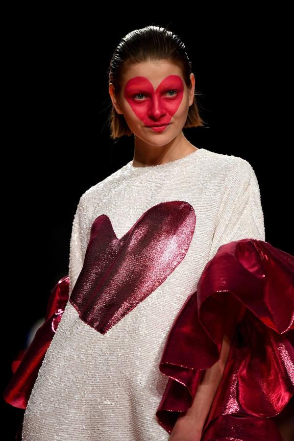 Agatha Ruiz de la Prada sube el arcoris al completo en la Madrid Fashion Week con diseños a todo color el corazón como protagonista.