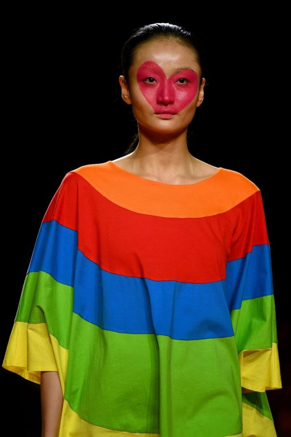 Agatha Ruiz de la Prada sube el arcoris al completo en la Madrid Fashion Week con diseños a todo color el corazón como protagonista.