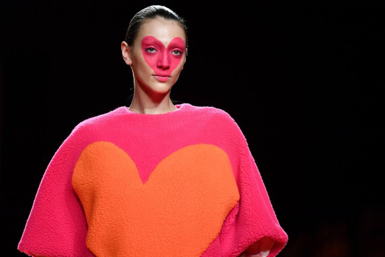 Agatha Ruiz de la Prada sube el arcoris al completo en la Madrid Fashion Week con diseños a todo color el corazón como protagonista.