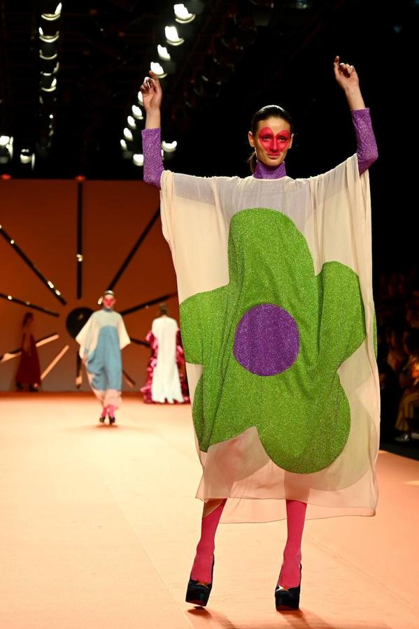 Agatha Ruiz de la Prada sube el arcoris al completo en la Madrid Fashion Week con diseños a todo color el corazón como protagonista.