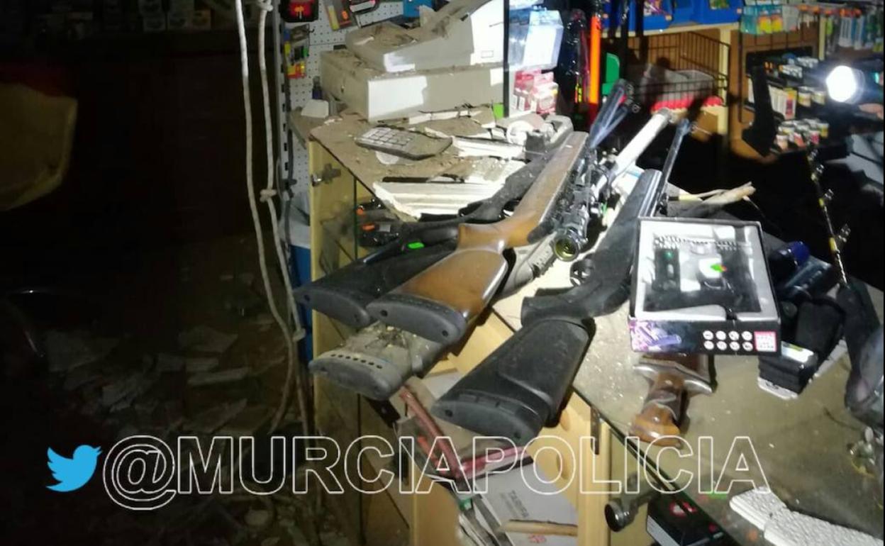 El interior de la armería que la pasada noche sufrió un intento de robo.