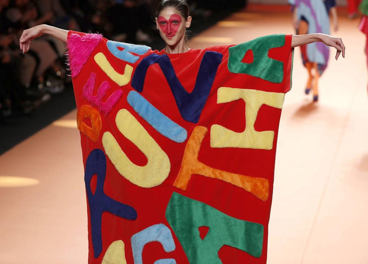 Agatha Ruiz de la Prada sube el arcoris al completo en la Madrid Fashion Week con diseños a todo color el corazón como protagonista.