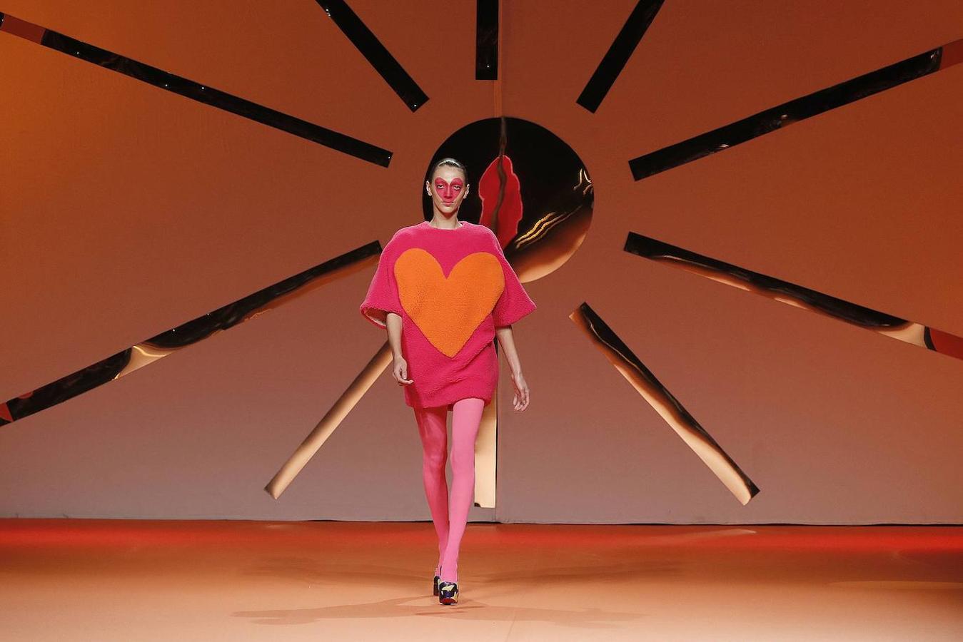 Agatha Ruiz de la Prada sube el arcoris al completo en la Madrid Fashion Week con diseños a todo color el corazón como protagonista.