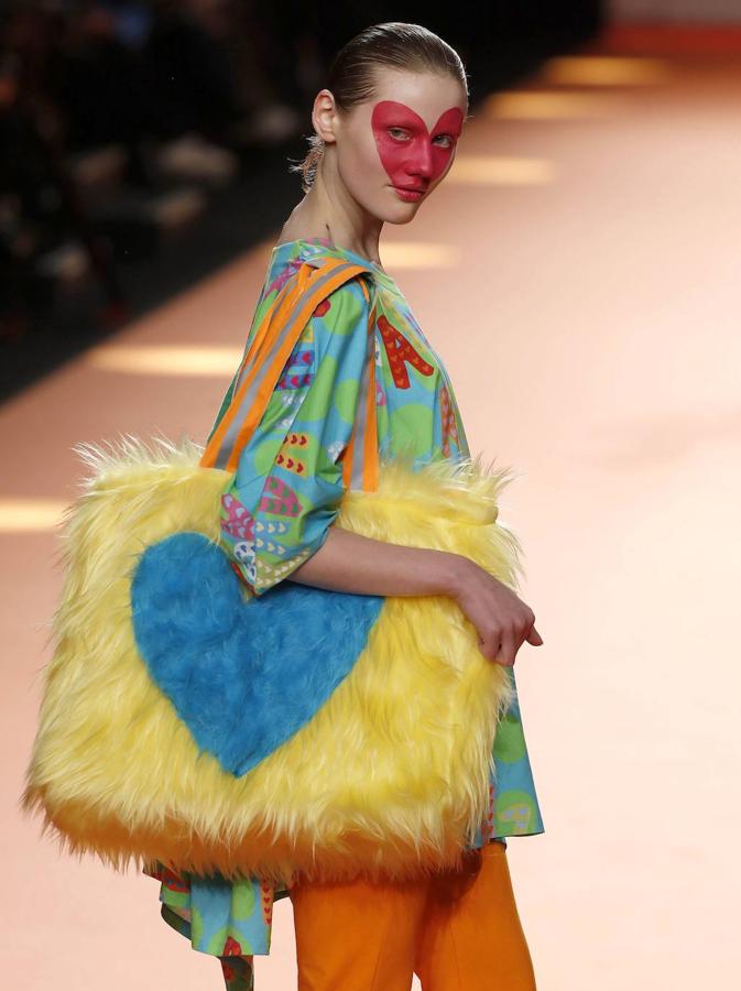 Agatha Ruiz de la Prada sube el arcoris al completo en la Madrid Fashion Week con diseños a todo color el corazón como protagonista.