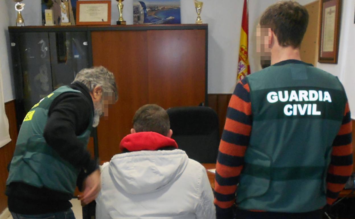 El detenido, junto a dos agentes de la Guardia Civil.
