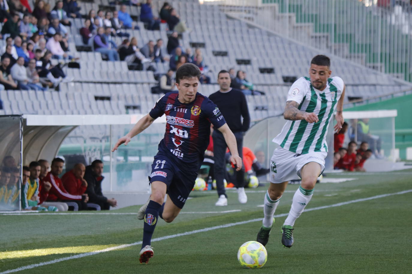 Fotos: El Yeclano pisa el freno en Córdoba