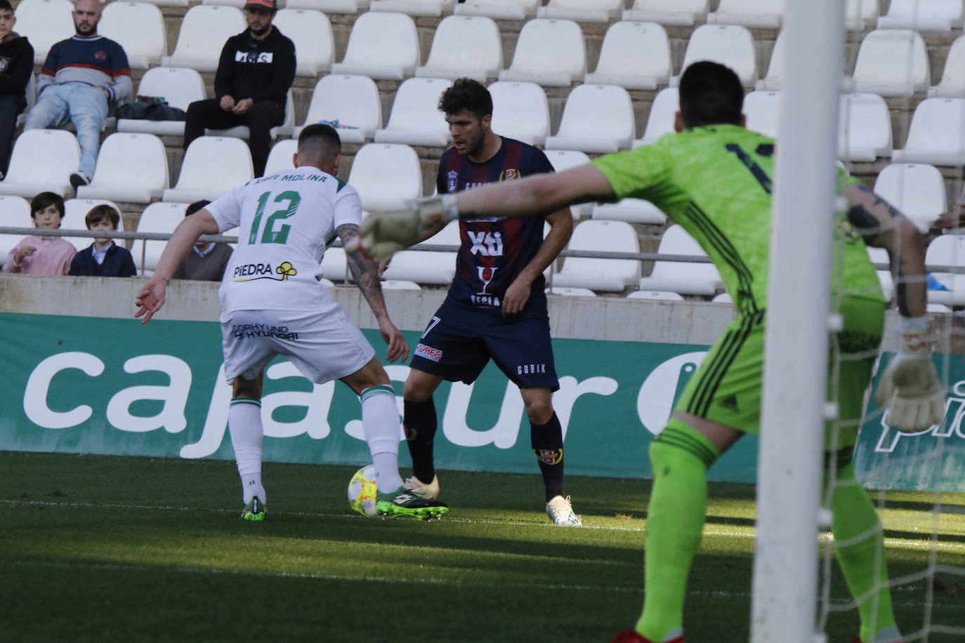 Fotos: El Yeclano pisa el freno en Córdoba