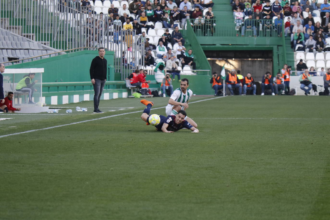 Fotos: El Yeclano pisa el freno en Córdoba