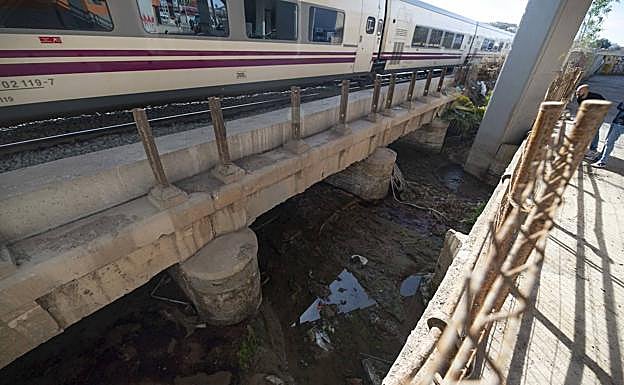 El puente del tren que salva los terrenos de El Hondón, este domingo, visiblemente deteriorado.