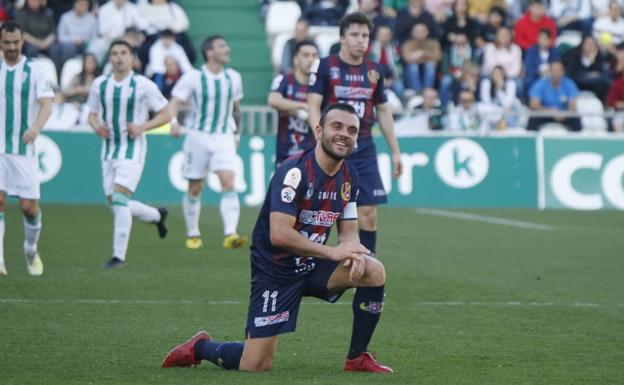 El jugador yeclano Tonete lamenta de rodillas en el césped una ocasión perdida ante la portería del Córdoba.