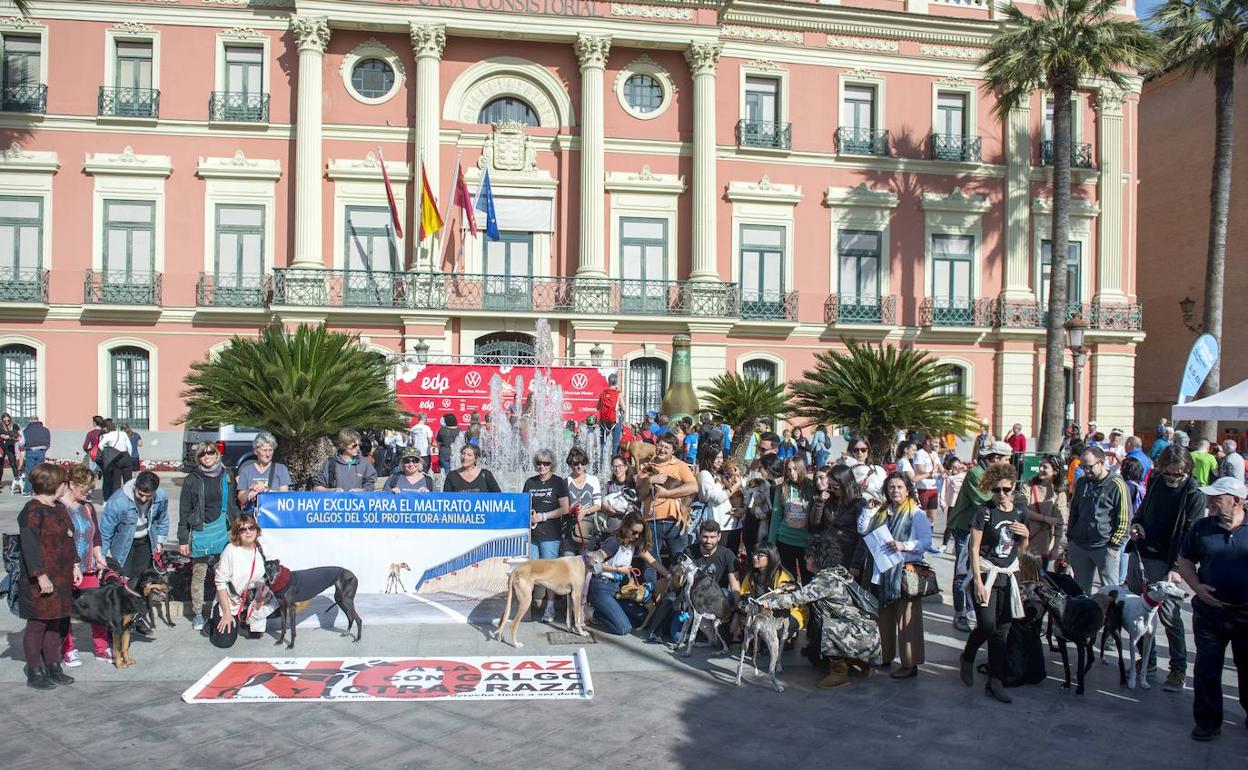 Manifestación, este domingo, frente al Ayuntamiento de Murcia.