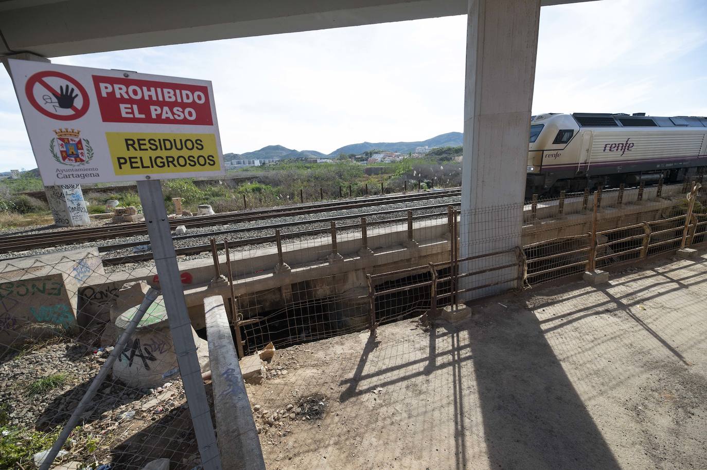 Fotos: El puente del tren que salva los terrenos de El Hondón sufre desprendimientos y grietas