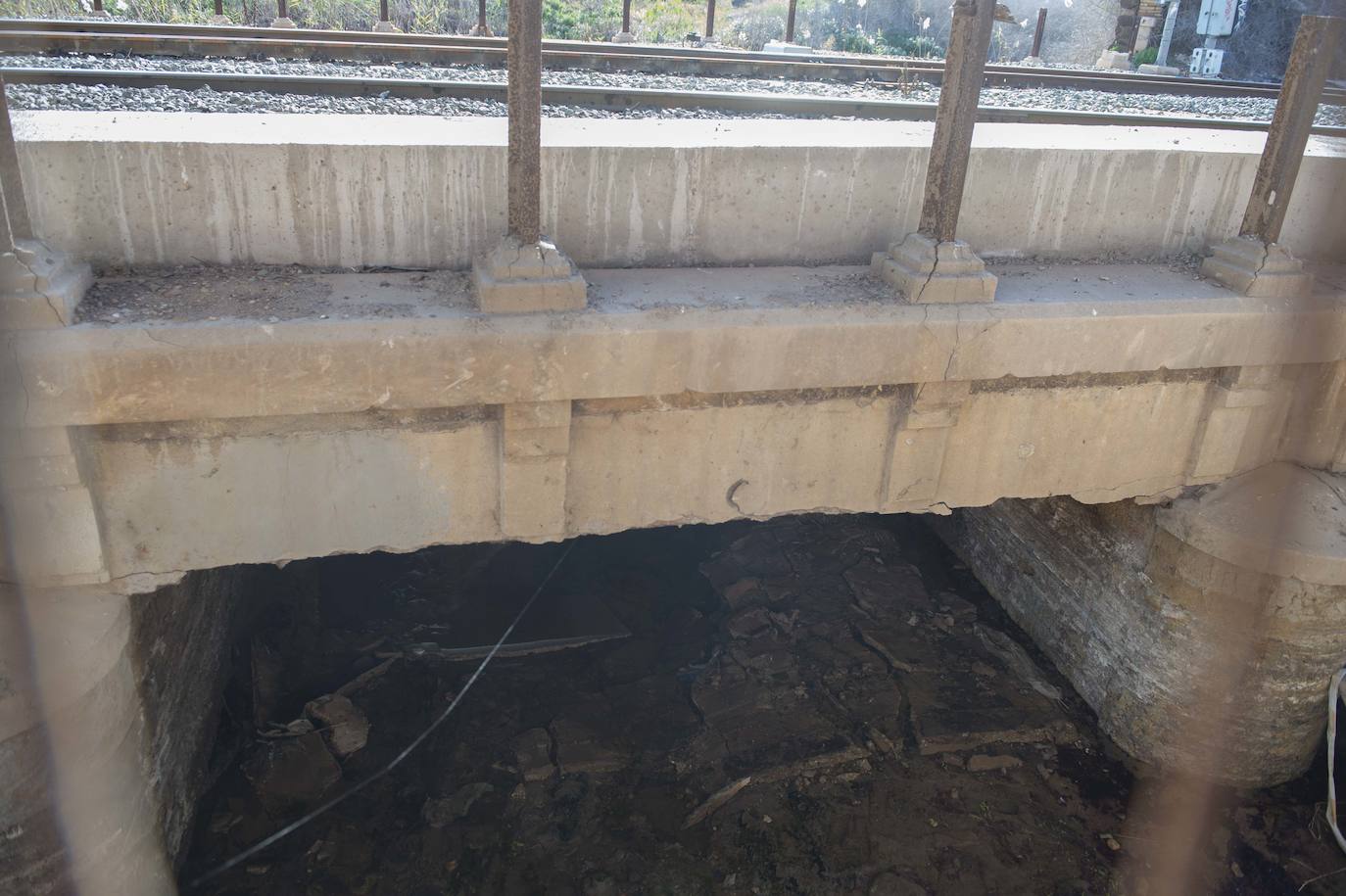 Fotos: El puente del tren que salva los terrenos de El Hondón sufre desprendimientos y grietas