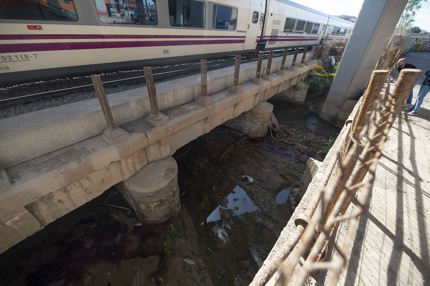 Fotos: El puente del tren que salva los terrenos de El Hondón sufre desprendimientos y grietas
