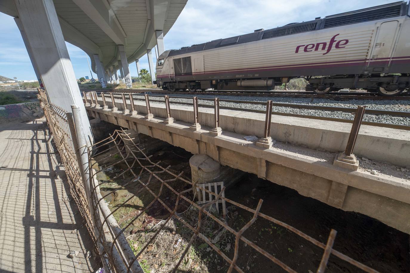 Fotos: El puente del tren que salva los terrenos de El Hondón sufre desprendimientos y grietas
