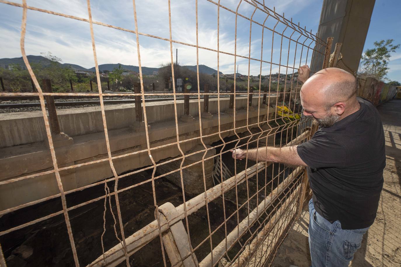 Fotos: El puente del tren que salva los terrenos de El Hondón sufre desprendimientos y grietas