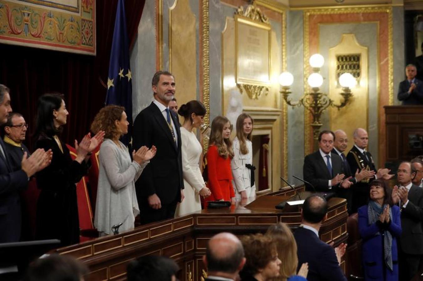 Los diputados aplauden a los Reyes. 