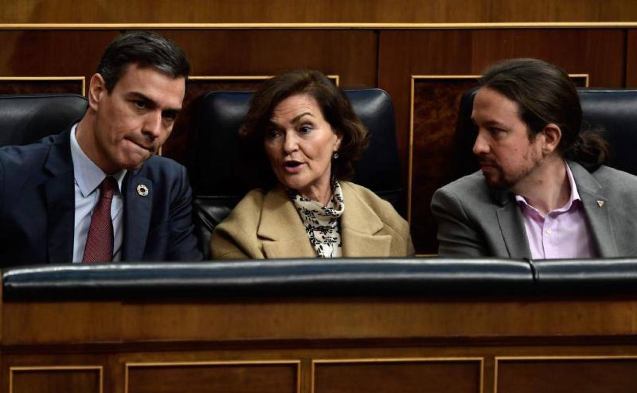 El presidente del Gobierno, Pedro Sánchez, junto a los vicepresidentes Carmen Calvo y Pablo Iglesias.