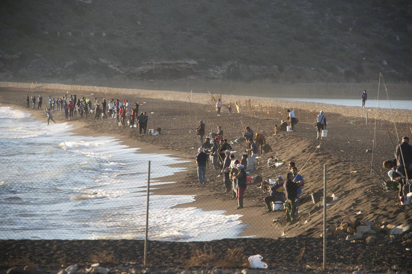 Fotos: Cientos de pescadores ocupan la costa de Portmán en busca de doradas y lubinas