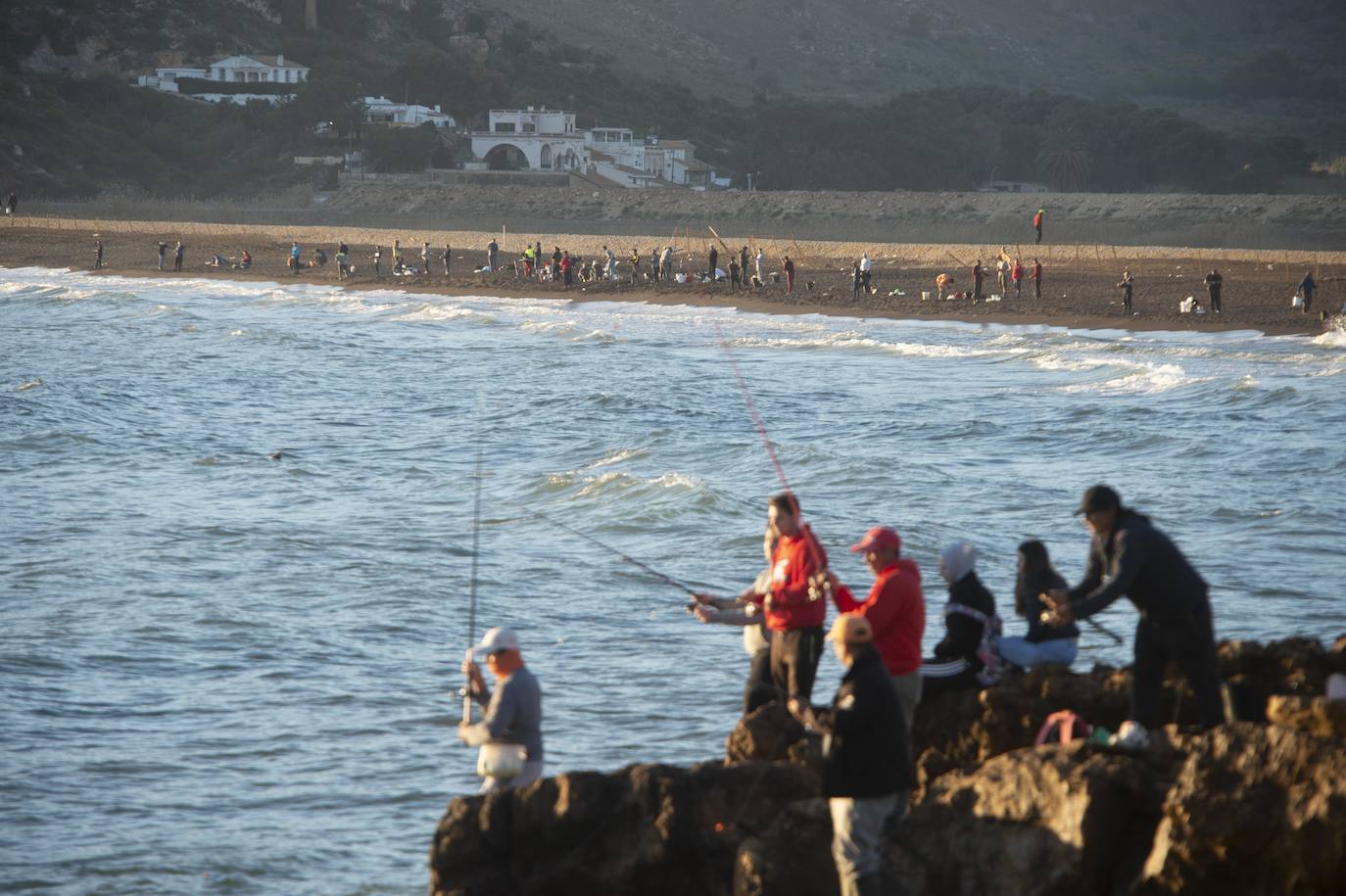 Fotos: Cientos de pescadores ocupan la costa de Portmán en busca de doradas y lubinas