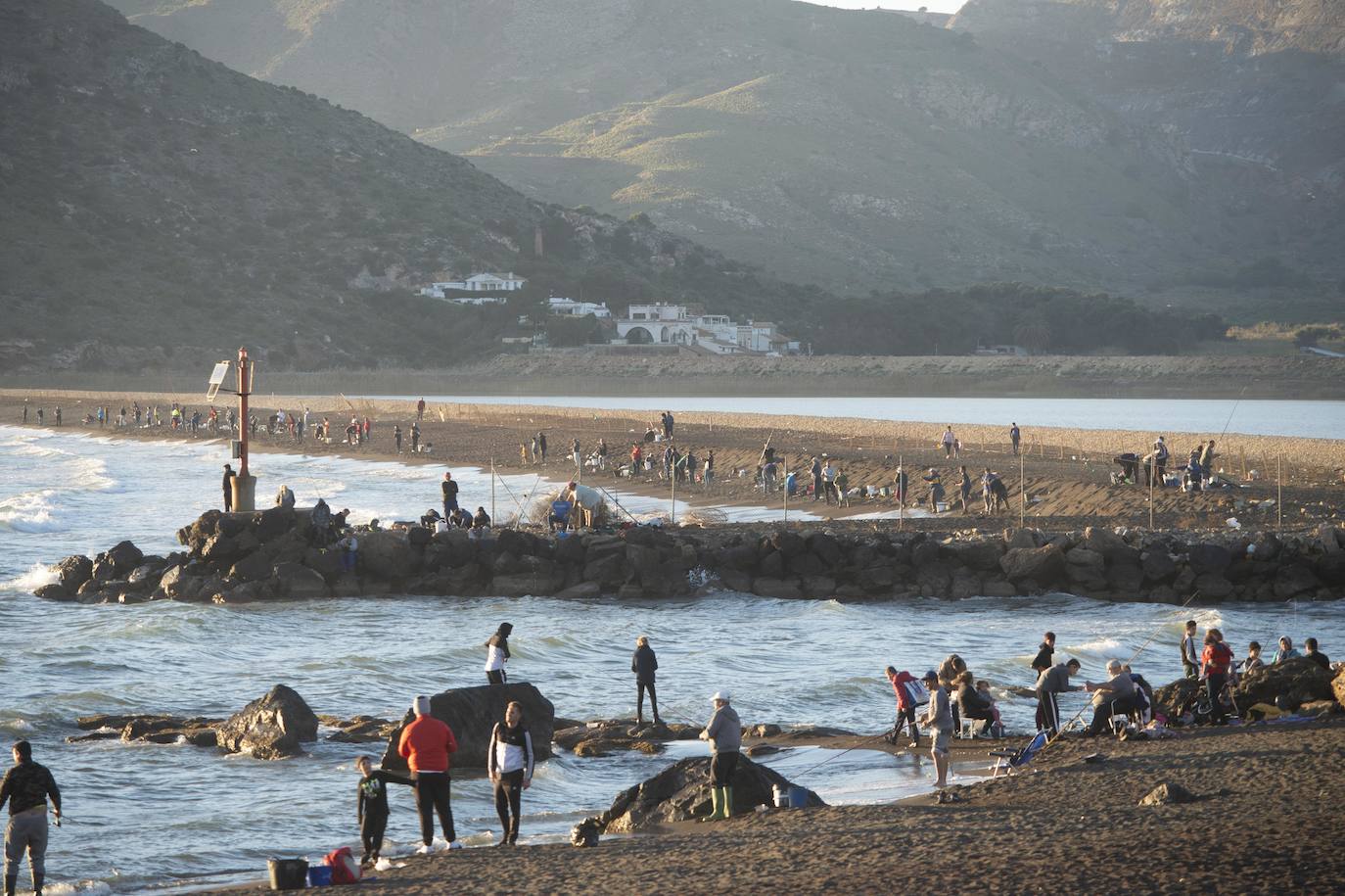Fotos: Cientos de pescadores ocupan la costa de Portmán en busca de doradas y lubinas