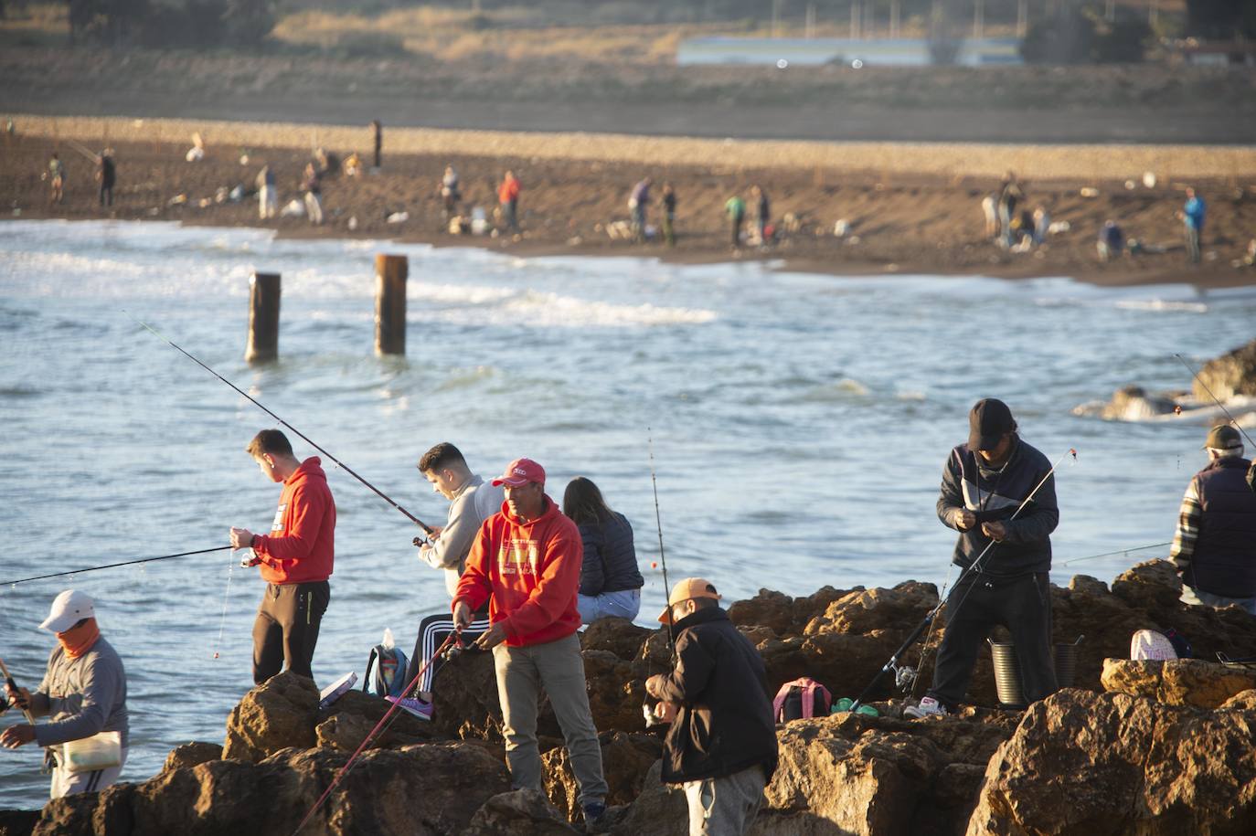 Fotos: Cientos de pescadores ocupan la costa de Portmán en busca de doradas y lubinas