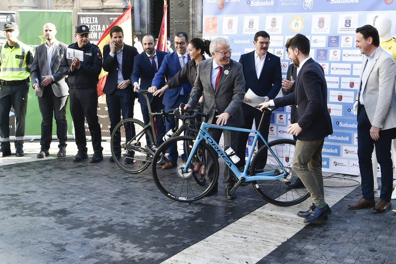 Fotos: Los Alcázares, la Basílica de la Vera Cruz y Santomera se estrenan en la Vuelta Ciclista a la Región