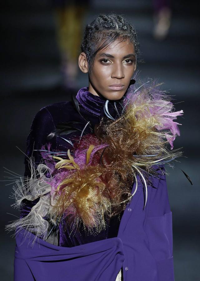 Plumas, cuellos exagerados, abrigos acolchados, colores oscuros, así ha sido el desfile de Ulises Mérida Otoño/Invierno en la Madrid Fashion Week.