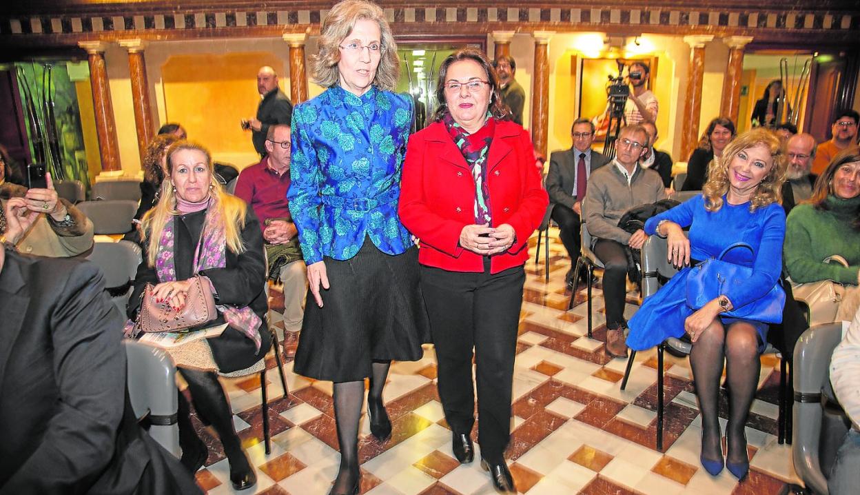 Concepción de la Peña y Elena Ruiz Valderas, durante el acto celebrado ayer en la Asamblea Regional. 