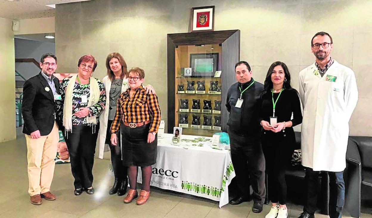 Francisco Menchón (1i), con voluntarios y personal sanitario. 