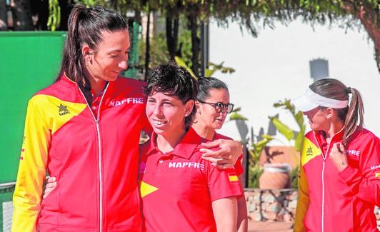 Carla Suárez, abrazada por Georgina García, ayer, en La Manga Club. 