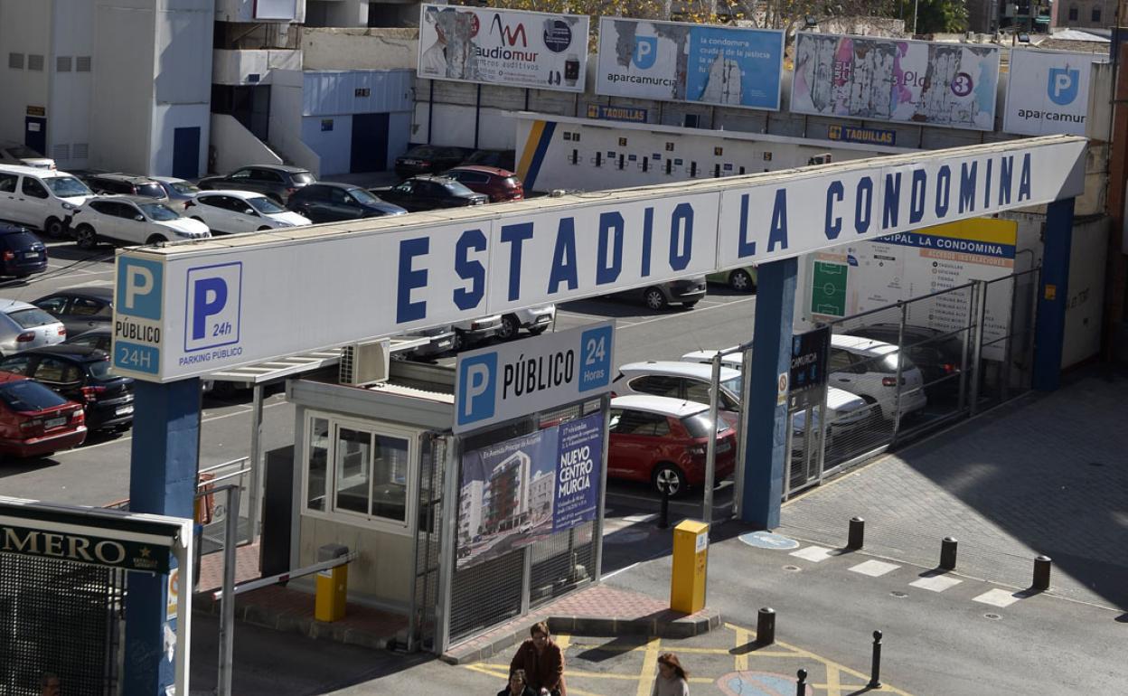 Letrero principal y fachada de La Condomina. 